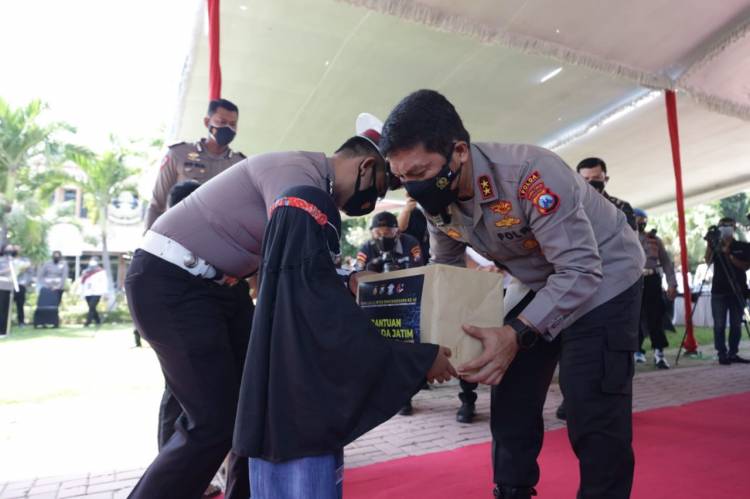 Polda Jatim Berikan Beasiswa dan Pengangkatan orangtua asuh Kepada 7.044 Anak Korban Covid