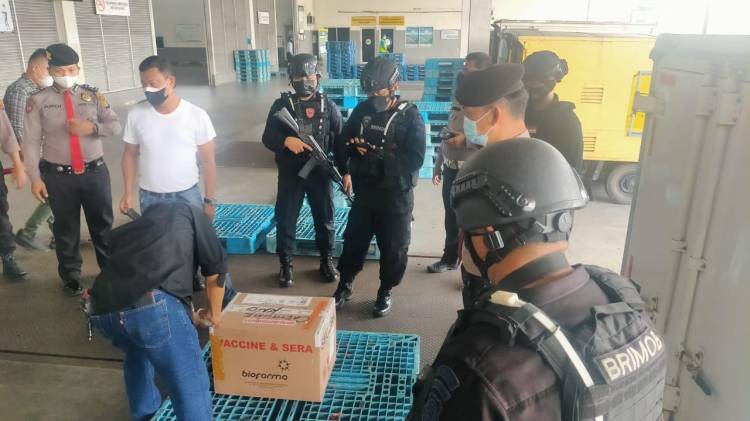 1 SSR Personil Brimob Sumut Jemput dan Kawal 500 Vial Vaksin Sinovac dari KNIA