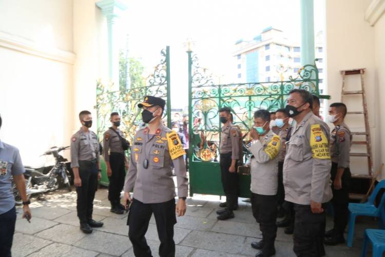 Tinjau vaksinasi merdeka di rumah ibadah Wakapolda Sumut : Walau sudah di vaksin prokes jangan kendor.