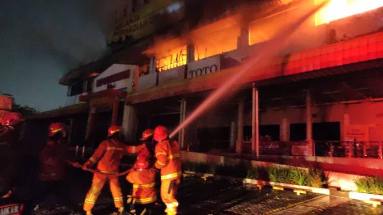 Hampir lima Jam Petugas Berjibaku, Sijago Merah Kembali Beraksi Hanguskan Bangunan