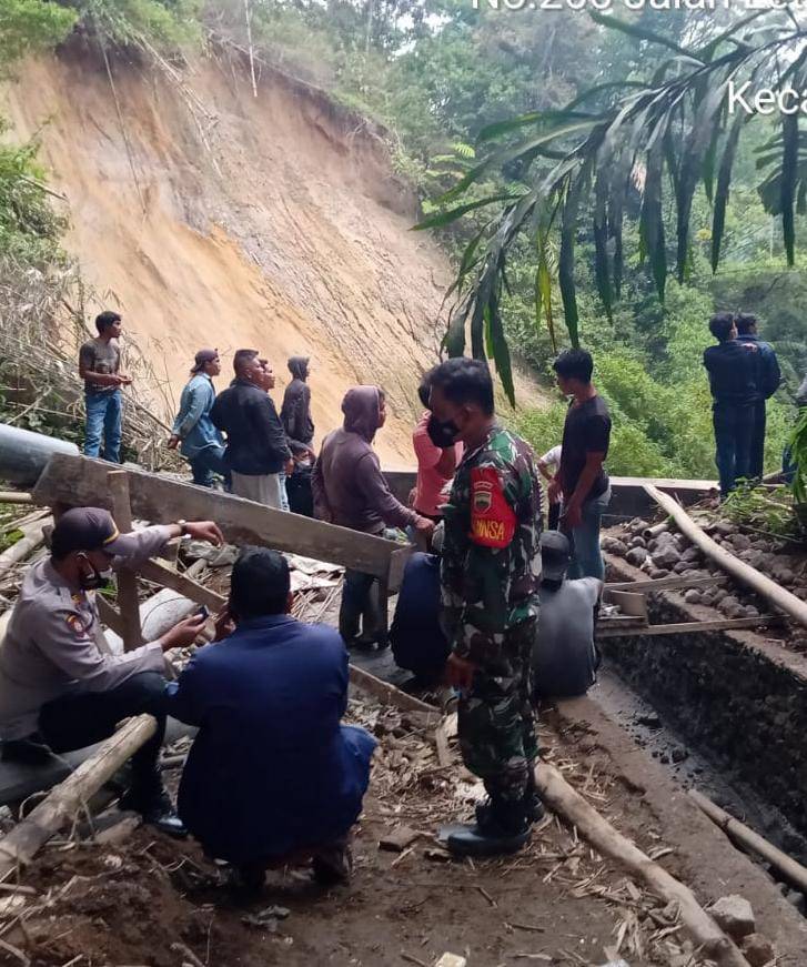 Lima Pekerja Tertimbun Tanah Longsoran