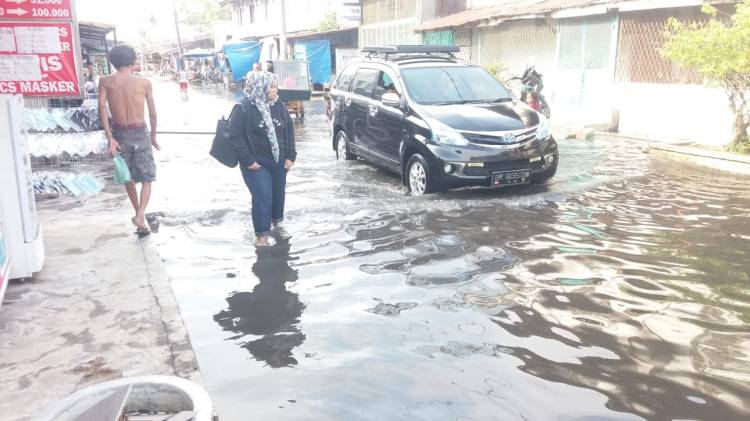 "Drainase Tumpat, Banjir ROB Tumpah Genangi Badan Jalan"