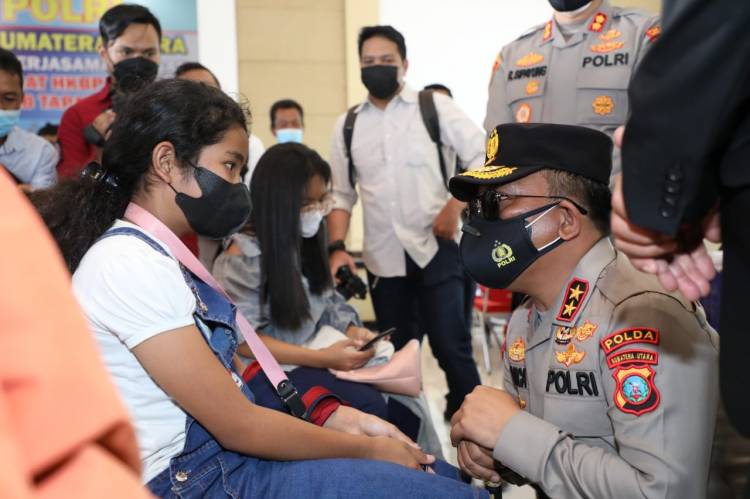 Kunker ke Taput, Kapolda Sumut Tinjau vaksinasi dan berikan bansos untuk masyarakat.