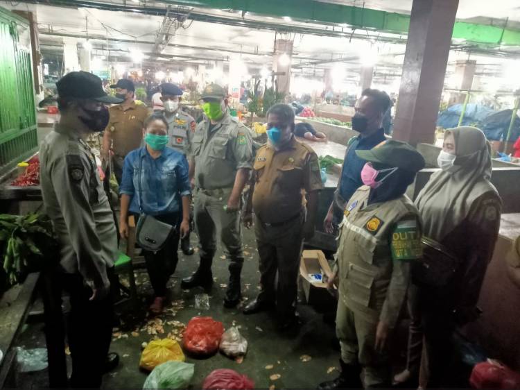 Personil Polsek Medan Baru Melaksanakan Himbauan PPKM Level 4 di Pasar Meranti