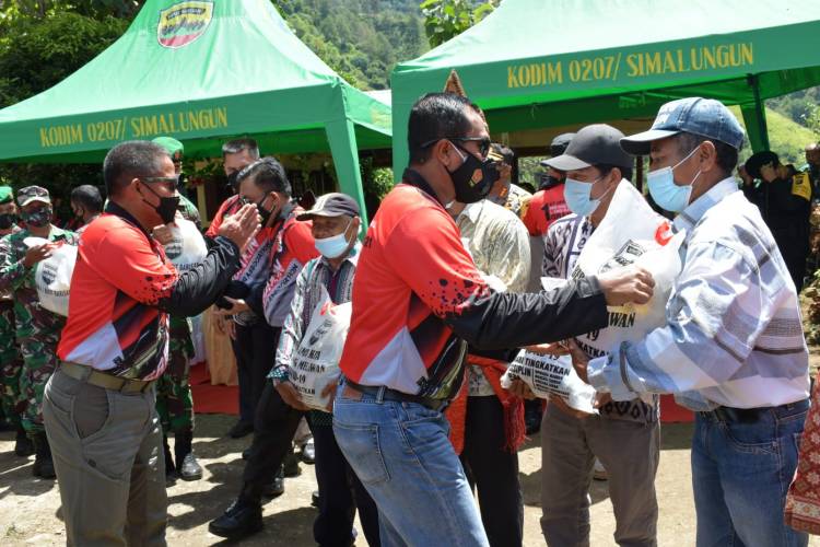 Pangdam I/BB Berbagi Tali Asih Kepada Warga Masyarakat  Desa Sipolha