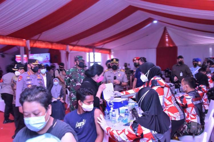 Panglima TNI Hadiri Bhakti Sosial Alumni Akabri 1996 Brantasena di Tangerang