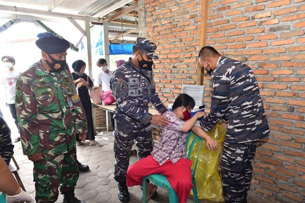 Dibujuk Personil TNI AL, Remaja Ini Akhirnya Bersedia Divaksin