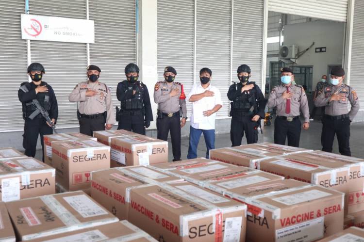 Brimob Polda Sumut Kawal Ratusan Ribu Vaksin Sinovac Menuju Dinkes