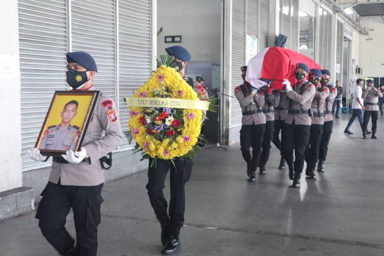 Satuan Brimob Poldasu Sambut Jenazah Bharatu Anumerta Kurniadi Sutio