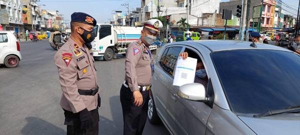 Brimob Poldasu dan Tim Gabungan Lakukan Pemeriksaan di Pos Penyekatan Kampung Lalang
