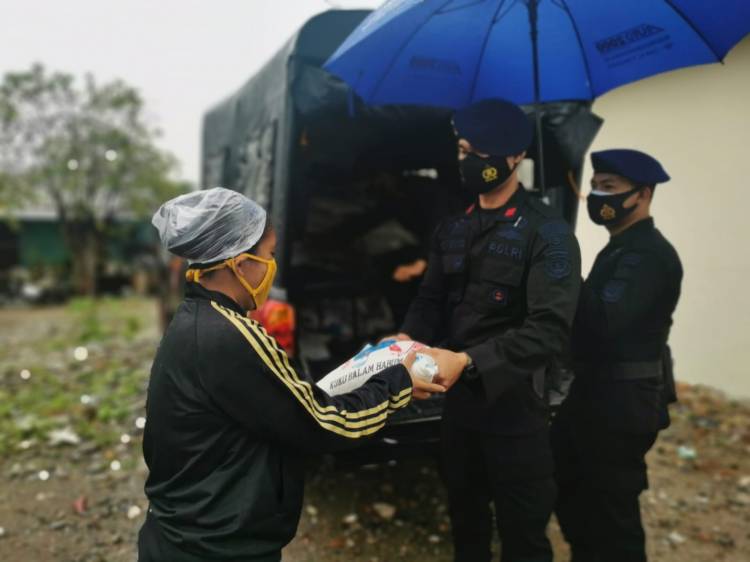 Brimob Polda Sumut Bersama Dr's Koffie Foundation Saluran Bansos Kepada Masyarakat di Bakaran Batu