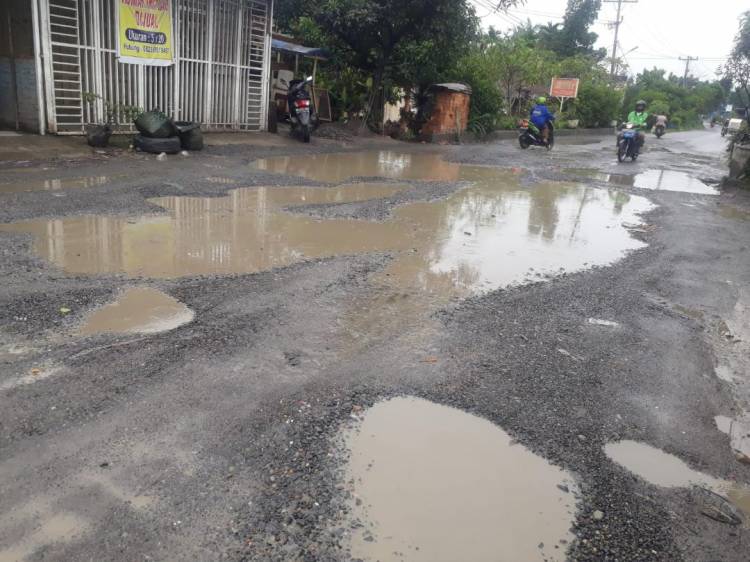 Jalan Pertahanan Patumbak Lebih Buruk Dari Kubangan Hewan Ternak