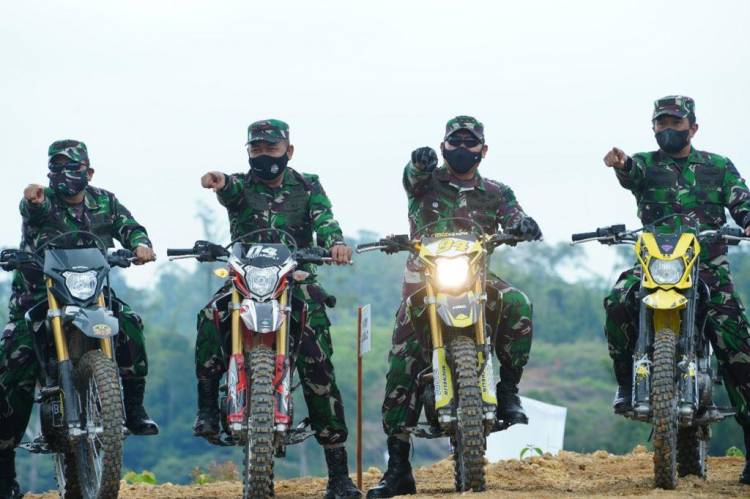 Dankodiklatad Tinjau Medan Latihan YTP Yonif R 100/PS