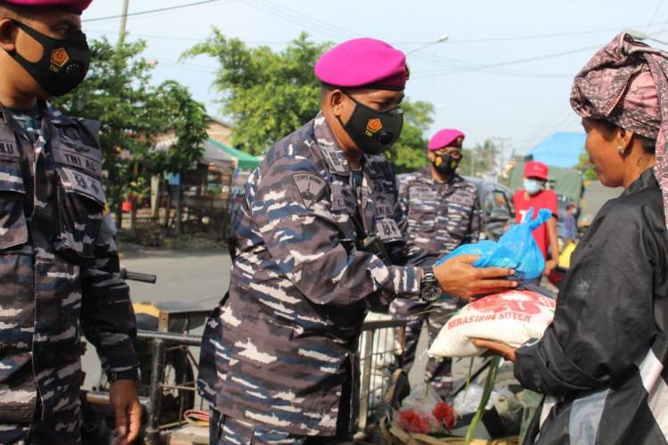 Menjelang HUT ke 76 TNI AL LANTAMAL I Belawan Salurkan Sembako ke Warga Tak Mampu
