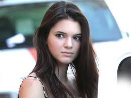 Unggah Hasil Jepretannya Tanpa Busana, Bagian Intim Kendall Jenner Hanya Ditutupi Tas!
