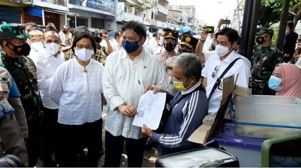 Airlangga Hartarto Uji Coba Bantuan Rp1,2 Juta di Polrestabes Medan
