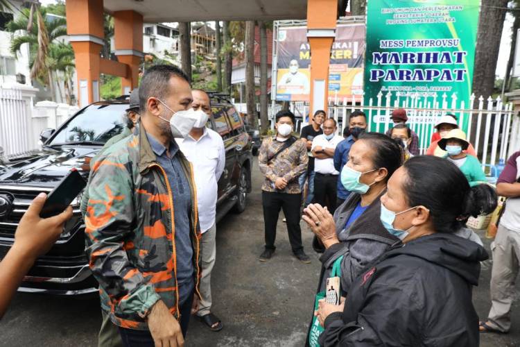 Wagub Musa Rajekshah Diserbu Pedagang Kios Kaki Lima Parapat