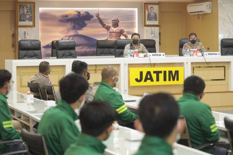 Kapolda Jatim selaku ketua umum pengurus provinsi PBVSI Jatim melepas Kontingen Voli PON XX 2021 Papua