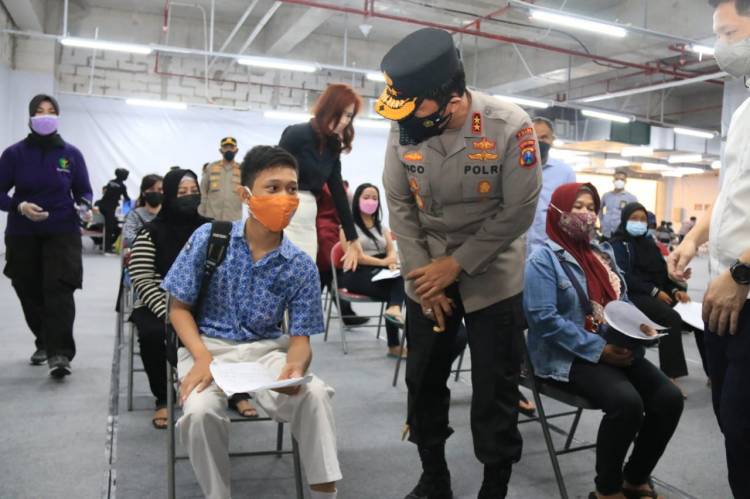 Kapolda Jatim Cek Vaksinasi dan Barcode Peduli Lindungi di Mall Surabaya