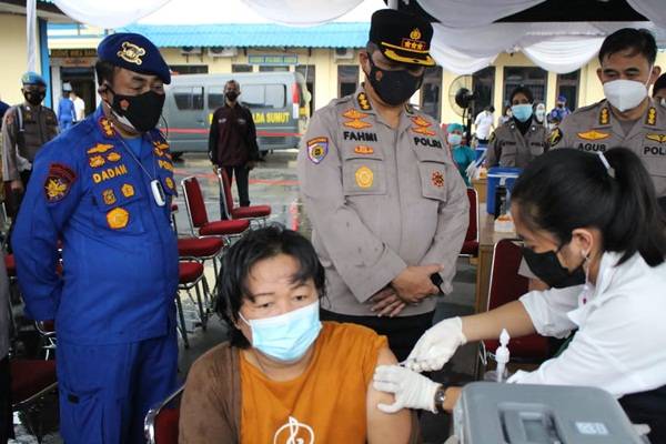 Ditpolairud Polda Sumut Vaksinasi 1000 Warga Pesisir Medan Utara