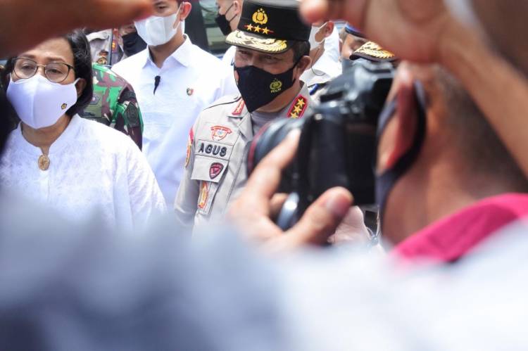 Komjen Agus Andrianto Dampingi Menteri Airlangga Hartarto dan Menteri Sri Mulyani Salurkan Bantuan Rp1,2 Juta