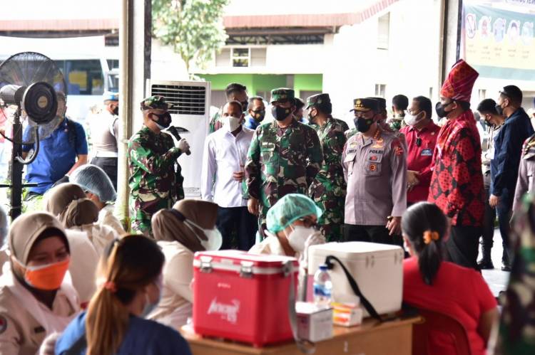 Gebyar Vaksinasi Merdeka, Edy Rahmayadi Sapa Pedagang dan Ajak Ikut Vaksinasi