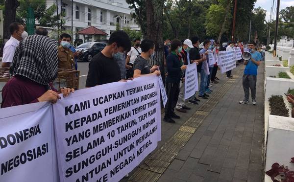 Pengungsi Afganistan Demo Depan Kantor Gubsu, Ini Permintaanya