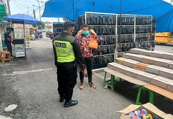 Brimob Poldasu Bersama Satgas Covid-19 Bagikan Masker di Petisah
