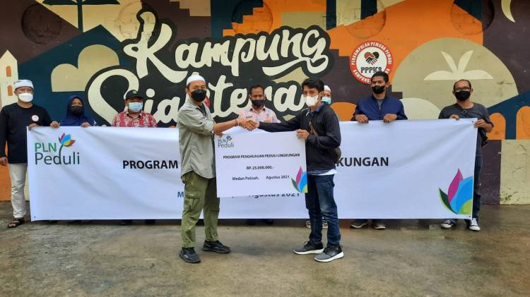 Peduli Lingkungan, PLN UIP Sumbagut Serahkan CSR ke Kampung Sejahtera