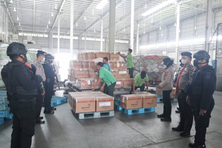 Brimob Polda Sumut Kawal Kedatangan Ratusan Ribu Vaksin Sinovac
