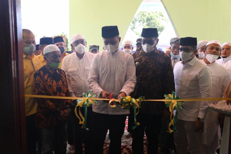 Resmikan Masjid Raya Al Musannif di Tabuyung, Musa Rajekshah Tetaskan Air Mata