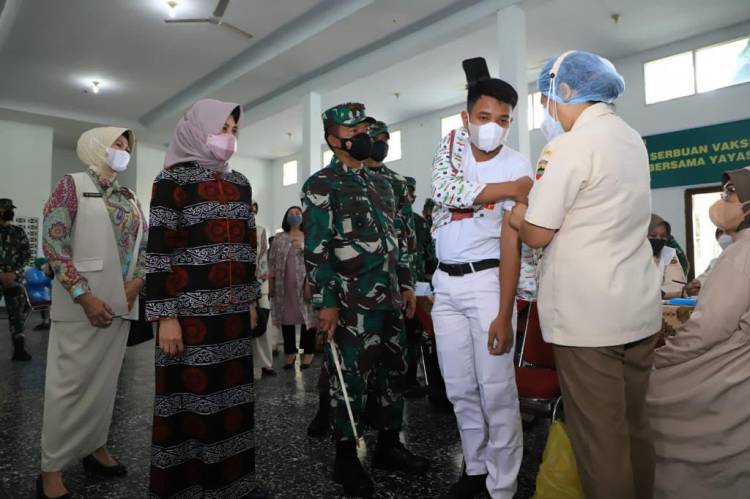 Pangdam Bukit Barisan Tinjau Vaksinasi untuk Pelajar SMA Kartika 1-2 Medan