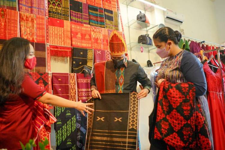 Kebijakan Bobby Nasution Wajibkan ASN Pakai Pakaian Adat Jadi Angin Segar Bagi Pelaku UMKM