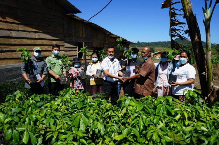 PT Toba Pulp Lestari Berikan Bantuan Material kepada Kelompok Tani Hutan Lam Miduk