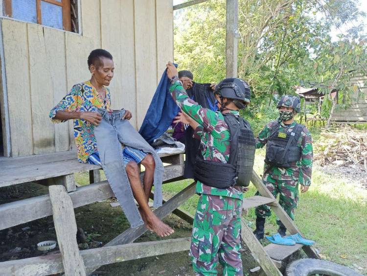 Patroli Simpatik, TNI Beri Pelayanan Kesehatan dan Bagikan Pakaian Layak Pakai kepada Warga Perbatasan Papua