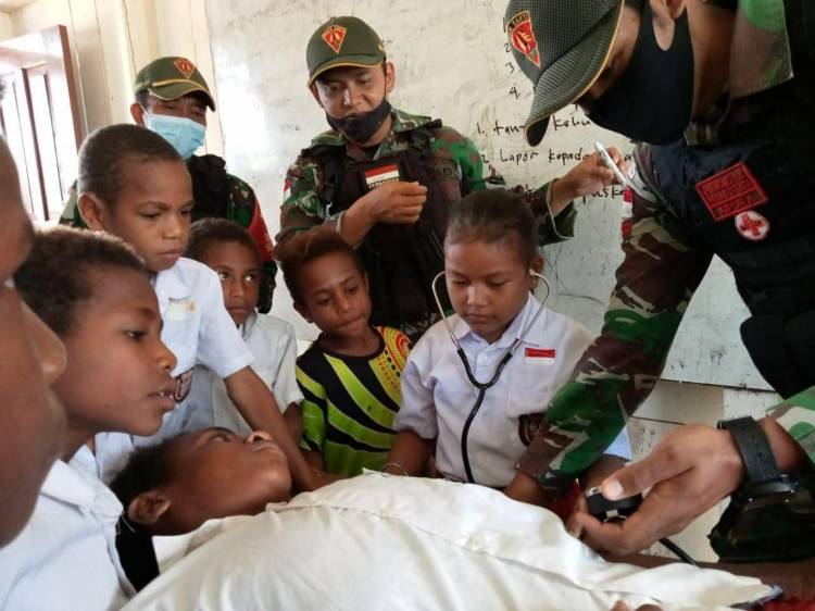 TNI Berikan Pengetahuan Kesehatan dan Bagikan Seragam Serta Perlengkapan Sekolah Kepada Anak Papua