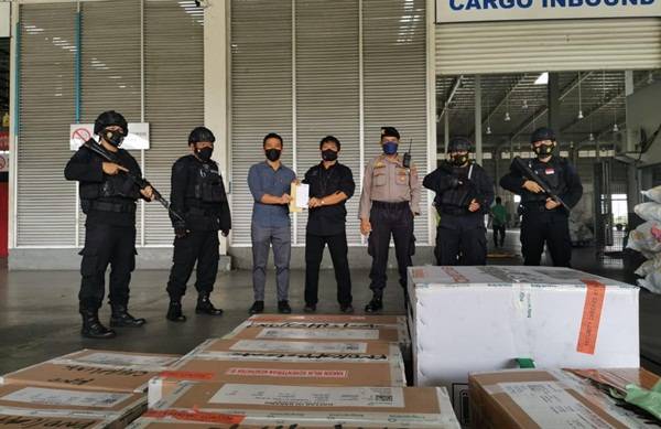 Brimob Sumut Kawal Vaksin Coronavac dan Moderna Menuju Dinkes Pemprovsu