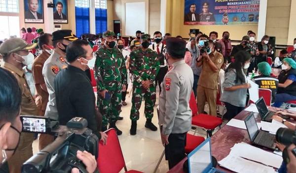 Danrem 023/KS Bersama Kapoldasu Tinjau Vaksinasi di Wilayah Kodim 0210/TU
