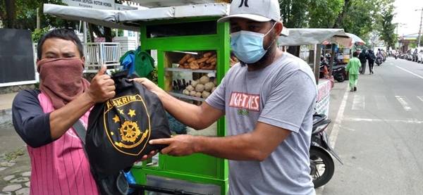 Jumat Berkah, Ratusan PKL Jalan STM Medan Dapat Bantuan Sembako dari Kabareskrim Polri