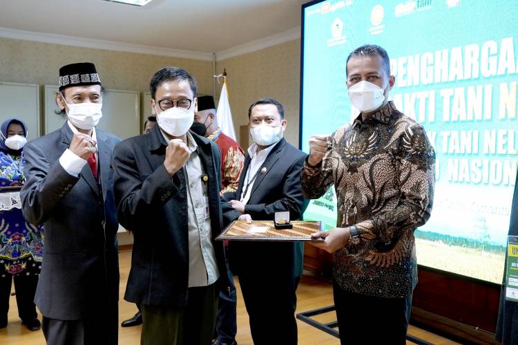 Wagub Sumut Musa Rajekshah Terima  Penghargaan Lencana Adhi Bhakti Tani Nelayan