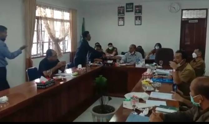 Rapat Banggar DPRD Humbaha Ricuh