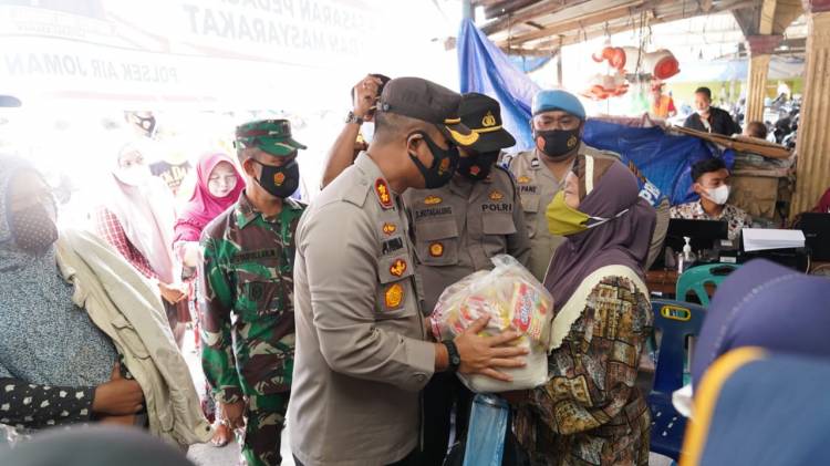 Peduli Kemanusian Kapolres Asahan Tinjau Vaksin dan bagikan sembako di Pasar Kebun Sayur