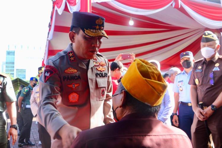 Sambut HUT TNI ke 77, Kapolda Sumut Donorkan Darahnya untuk kemanusiaan