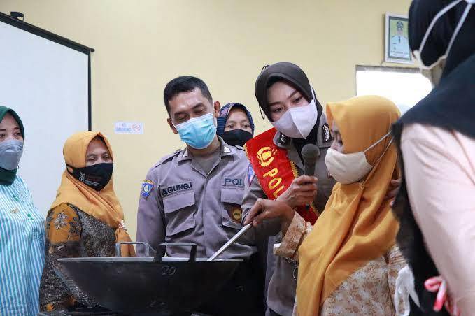 Kisah Bripka Sandi-Aipda Yuniar, Anggota Polri yang Berkontribusi untuk Pendidikan dan UMKM Indonesia