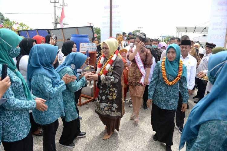 Nawal Lubis Ajak Masyarakat Tanjungbalai  Cegah Stunting Tetap Gemar Makan Ikan