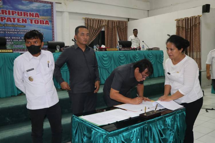 Pemkab dan DPRD Kabupaten Toba Tandatangani Nota Kesepakatan Ranperda P APBD TA 2022