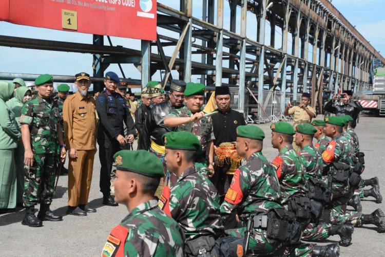 Mayjen TNI Achmad Daniel Chardin Pimpin Upacara Pemberangkatan Satgas Pamtas