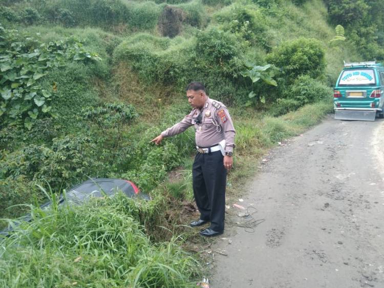 Awas... Lubang Bekas Longsoran Mengancam di Simpang Kobra Brastagi, Mobil Avanza Terperosok