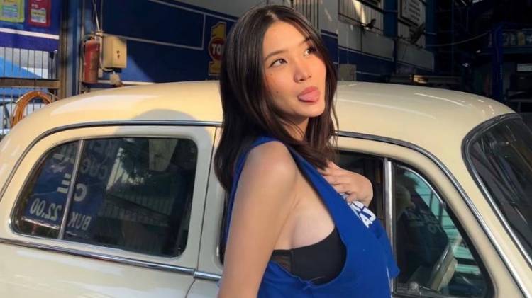 Berpose Pakai Crop Top Putih Transparan, Body Montok Anastasya Khosasih Bikin Salfok