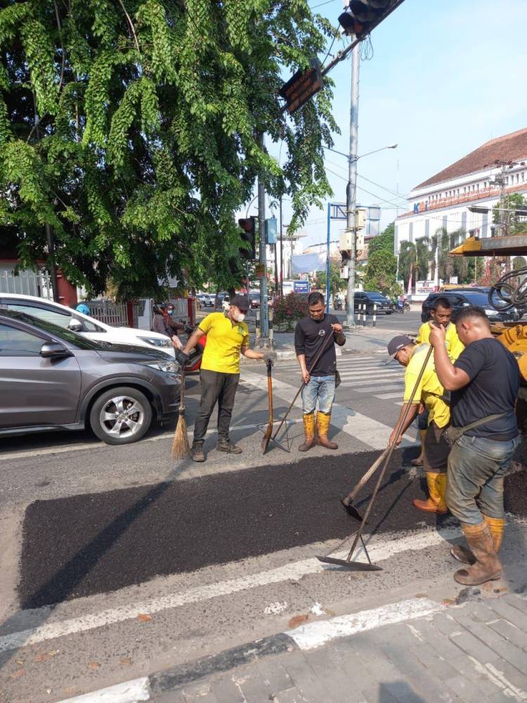 Dinas PU Medan Lakukan Pemeliharaan Jalan di Medan Timur dan Tembung